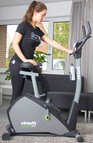 vrouw staat naast htr 2.0 hometrainer