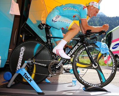 tacx_boost_direct_drive_wielrenner