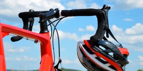 helm aan stuur wielrennen