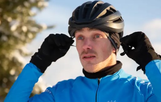Fietsen helmmuts dragen