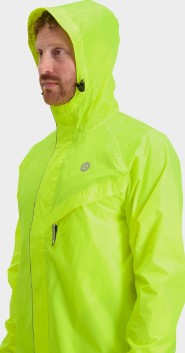 Man geel regenpak