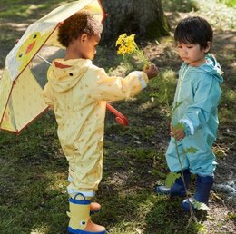 kinderen in regenpakken