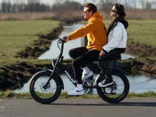 Knaap fietsen twee personen
