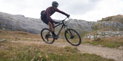 fietshelm met grote zonneklep