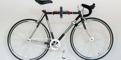fiets ophangen aan muur
