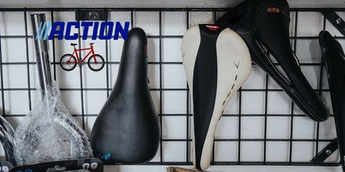 fietszadels in schappen van Action