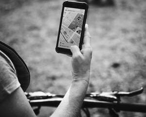 vrouw-checkt-gps-map