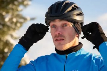 Fietsen helmmuts dragen