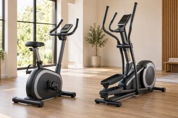 Een hometrainer en een crosstrainer naast elkaar in een lichte fitnessruimte
